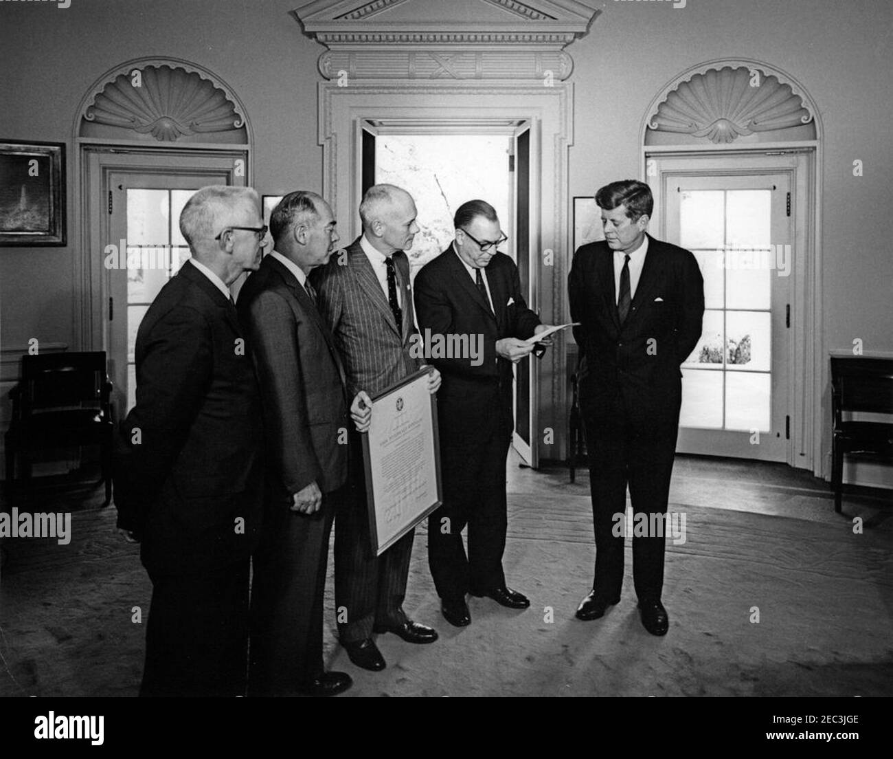 Présentation de la citation d'honneur de l'American Institute of Architects (AIA) au Président Kennedy, 12 h 30. Des représentants de l'American Institute of Architects (AIA) présentent le Président John F. Kennedy avec la mention d'honneur AIAu0027s, en reconnaissance des politiques du Président Kennedyu0027s relatives à l'architecture et aux beaux-arts de gauche à droite : le Directeur exécutif de l'AIA, William H. Scheick; Charles M. Nes, Jr., membre du conseil d'administration national de l'AIA; premier vice-président de l'AIA, Arthur Gould Odell Jr. (Tenant le prix encadré); président de l'AIA, J. Roy Carroll, Jr. (R Banque D'Images