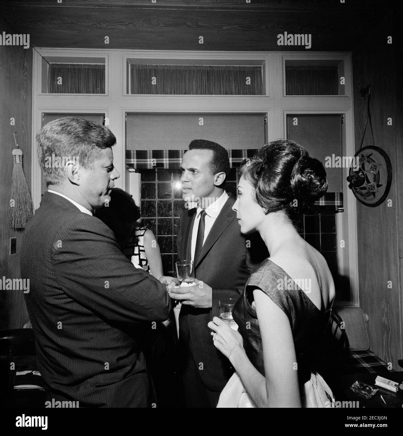 Voyage à New York : réception, résidence Arthur Krim. Le président John F. Kennedy visite le chanteur Harry Belafonte et Julie Robinson Belafonte lors d'une réception en soirée à la résidence d'Arthur B. Krim et du Dr Mathilde Krim à New York. Banque D'Images Voyage à New York : réception, résidence Arthur Krim. Le président John F. Kennedy visite le chanteur Harry Belafonte et Julie Robinson Belafonte lors d'une réception en soirée à la résidence d'Arthur B. Krim et du Dr Mathilde Krim à New York. Banque D'Images