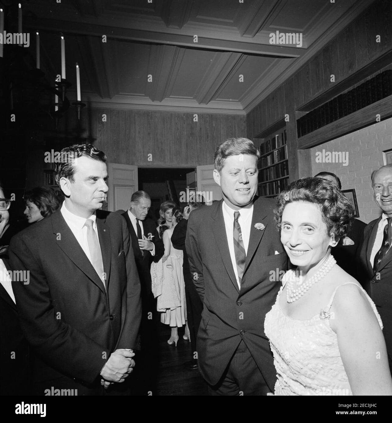 Voyage à New York : réception, résidence Arthur Krim. Le président John F. Kennedy visite le compositeur Richard Adler (à gauche), Et co-président du Président Kennedyu2019s salutation d'anniversaire (tenue plus tôt dans la soirée au Madison Square Garden), Anna M. Rosenberg (à droite), lors d'une réception en soirée à la résidence d'Arthur B. Krim et du Dr. Mathilde Krim à New York City, New York. Jean Kennedy Smith se trouve à l'extrême gauche (en arrière-plan); le sénateur Jacob K. Javits (New York) se trouve à l'extrême droite de l'image. Banque D'Images Voyage à New York : réception, résidence Arthur Krim. Le président John F. Kennedy visite le compositeur Richard Adler (à gauche), Et co-président du Président Kennedyu2019s salutation d'anniversaire (tenue plus tôt dans la soirée au Madison Square Garden), Anna M. Rosenberg (à droite), lors d'une réception en soirée à la résidence d'Arthur B. Krim et du Dr. Mathilde Krim à New York City, New York. Jean Kennedy Smith se trouve à l'extrême gauche (en arrière-plan); le sénateur Jacob K. Javits (New York) se trouve à l'extrême droite de l'image. Banque D'Images