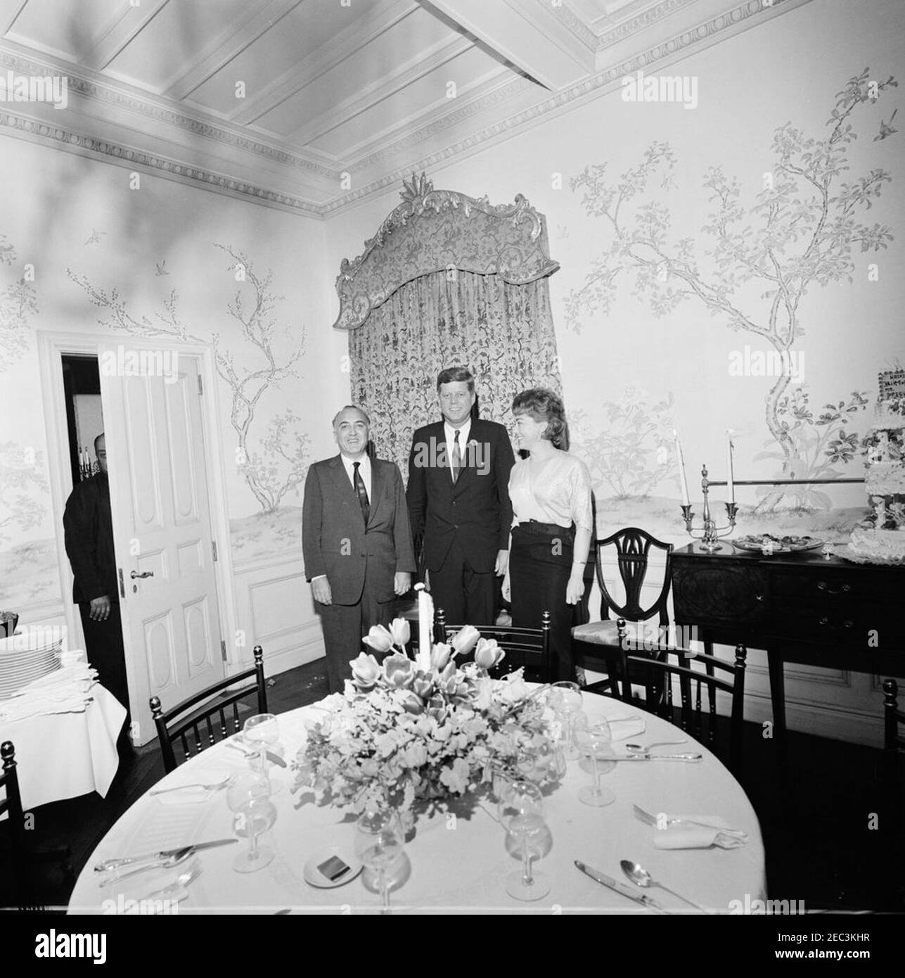 Voyage à New York : réception, résidence Arthur Krim. Le président John F. Kennedy se tient avec Arthur B. Krim (à gauche) et le Dr Mathilde Krim (à droite) lors d'une réception en soirée à la résidence Krim à New York. Banque D'Images Voyage à New York : réception, résidence Arthur Krim. Le président John F. Kennedy se tient avec Arthur B. Krim (à gauche) et le Dr Mathilde Krim (à droite) lors d'une réception en soirée à la résidence Krim à New York. Banque D'Images