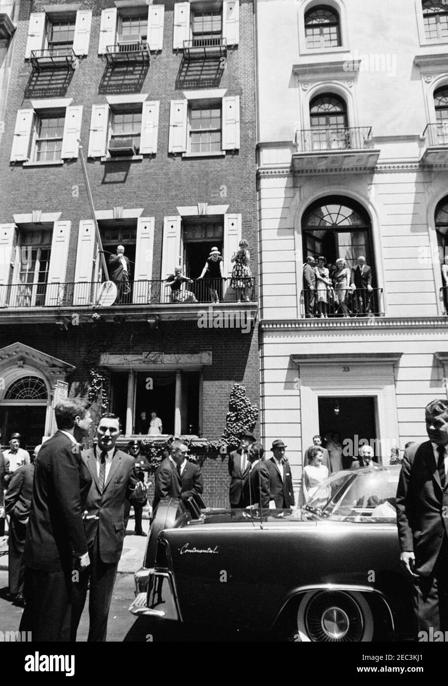 Voyage à New York : réception, résidence Arthur Krim. Le président John F. Kennedy (à l'extrême gauche) se tient près de la limousine présidentielle (Lincoln-Mercury Continental convertible avec bubbletop) devant la résidence d'Arthur B. Krim et du Dr Mathilde Krim à New York, New York; le président Kennedy a assisté à une réception l'après-midi à la résidence de Krim pour les contributeurs du Parti démocratique. Également en photo : assistant spécial du Président, Kenneth P. Ou2019Donnell; M. et M. Krim (derrière la voiture à droite); agents du Service secret de la Maison Blanche, Lubert u201cBertu201d de Freese et Gerald A. u201cJ Banque D'Images Voyage à New York : réception, résidence Arthur Krim. Le président John F. Kennedy (à l'extrême gauche) se tient près de la limousine présidentielle (Lincoln-Mercury Continental convertible avec bubbletop) devant la résidence d'Arthur B. Krim et du Dr Mathilde Krim à New York, New York; le président Kennedy a assisté à une réception l'après-midi à la résidence de Krim pour les contributeurs du Parti démocratique. Également en photo : assistant spécial du Président, Kenneth P. Ou2019Donnell; M. et M. Krim (derrière la voiture à droite); agents du Service secret de la Maison Blanche, Lubert u201cBertu201d de Freese et Gerald A. u201cJ Banque D'Images