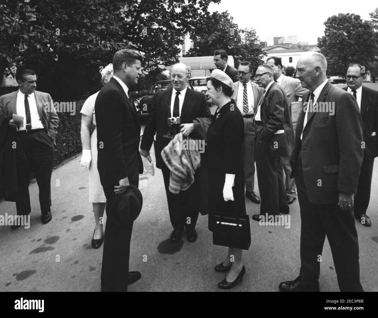 Retour du président Kennedy d'Atlantic City, 12:34. Le président John F.  Kennedy (à gauche) visite des membres de la presse et d'autres invités à  son retour d'Atlantic City, New Jersey. Le doyen