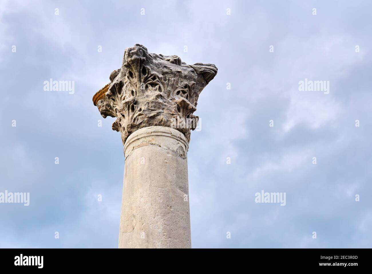 capitale d'une ancienne colonne dans le style de L'ordre Corinthien contre le ciel Banque D'Images