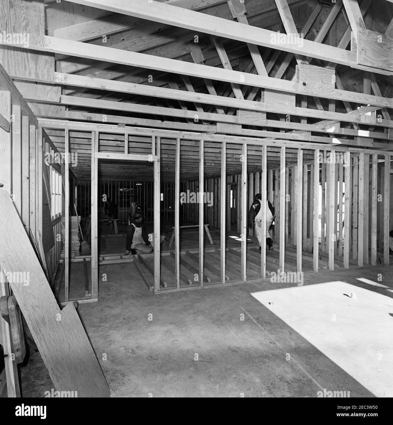 Atoka, Virginie avancement de la construction (y compris des vues aériennes). Plusieurs hommes non identifiés travaillent à la construction intérieure de Wexford, résidence du Président John F. Kennedyu0027s à Atoka, en Virginie. Banque D'Images Atoka, Virginie avancement de la construction (y compris des vues aériennes). Plusieurs hommes non identifiés travaillent à la construction intérieure de Wexford, résidence du Président John F. Kennedyu0027s à Atoka, en Virginie. Banque D'Images