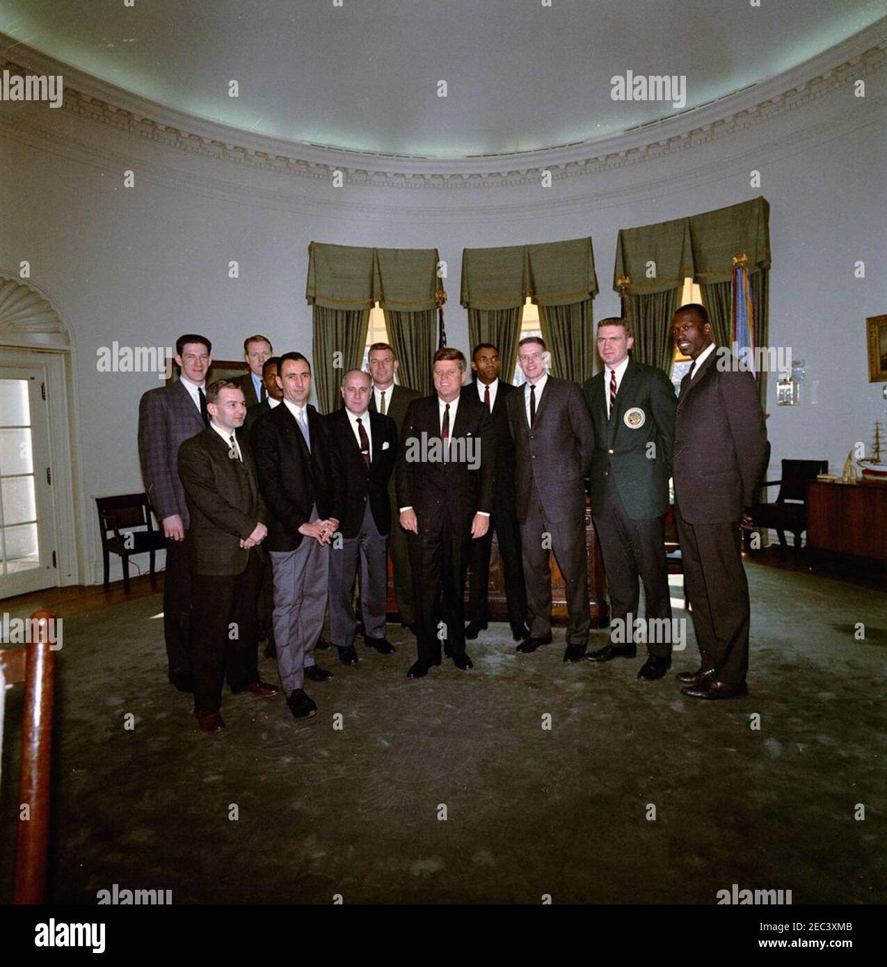 Visite de l'équipe de basket-ball Boston Celtics, 13:00. Les membres de l'équipe de Boston Celtics de la National Basketball Association (NBA) visitent le Président John F. Kennedy dans le Bureau ovale lors d'une visite de la Maison Blanche. (G-D) Edward G. u0022Buddyu0022 Leroux, Jr.; John Havlicek (à l'arrière); Bob Cousy; K. C. Jones (partiellement caché derrière M. Cousy); Clyde Lovellette (à l'arrière); Coach Red Auerbach; Jim Lostoff (à l'arrière); Président Kennedy; Sam Jones; Frank Ramsey; Tom Heinsohn; Tom Sanders et Tom. Washington, D.C. Banque D'Images