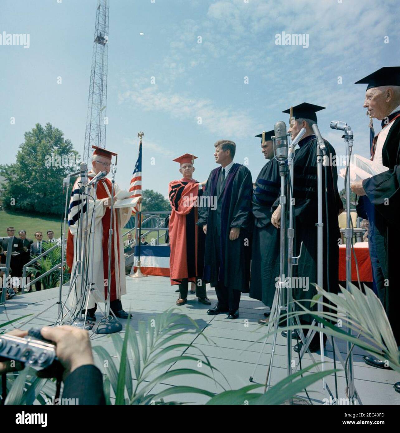 Adresse De Commencement A L American University 10 31am Le Dr Hurst R Anderson President De L Universite Americaine A Gauche A Micros Lit Une Citation Conferant Au President John F Kennedy Un Doctorat Honorifique