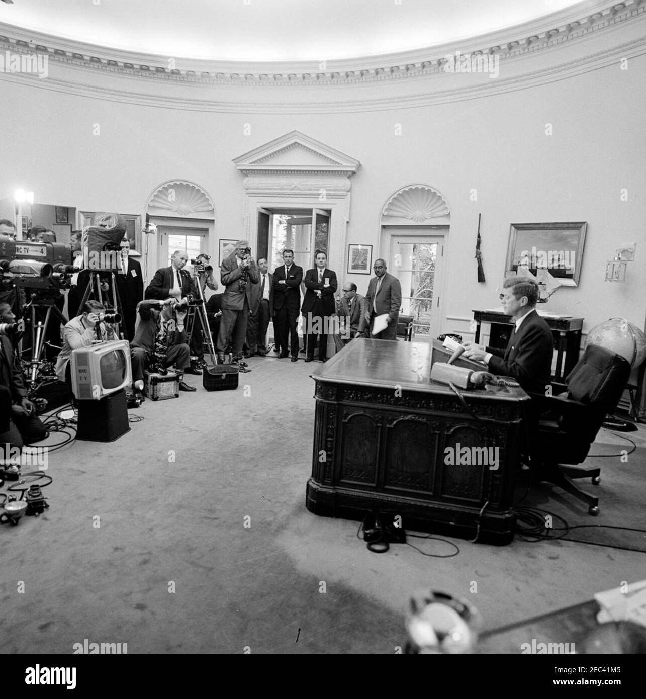 Radio u0026 Discours de télévision à la Nation concernant la déségrégation à l'Université d'Alabama, 8:00. Le Président John F. Kennedy prononce un discours à la radio et à la télévision à l'Université de l'Alabama concernant la déségrégation. Observation depuis le mur lointain (R-L) : secrétaire de presse associé, Andrew T. Hatcher (assis); deux hommes non identifiés; agent du Service secret de la Maison Blanche, Jerry Blaine; électricien du réseau de médias de la Maison Blanche, Cleve Ryan; photographe du National Park Service (NPS), Abbie Rowe; autres photographes et cameramen non identifiés. Oval Office, Maison Blanche, Washington, D.C. Banque D'Images