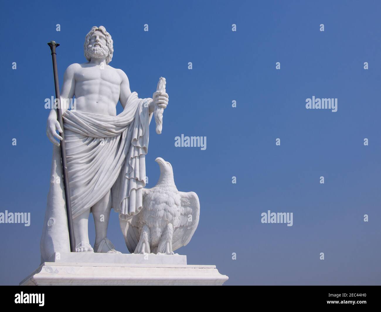Statue de Zeus (Jupiter) sur le pont menant au Musée Chimei à Tainan, Taïwan. Banque D'Images