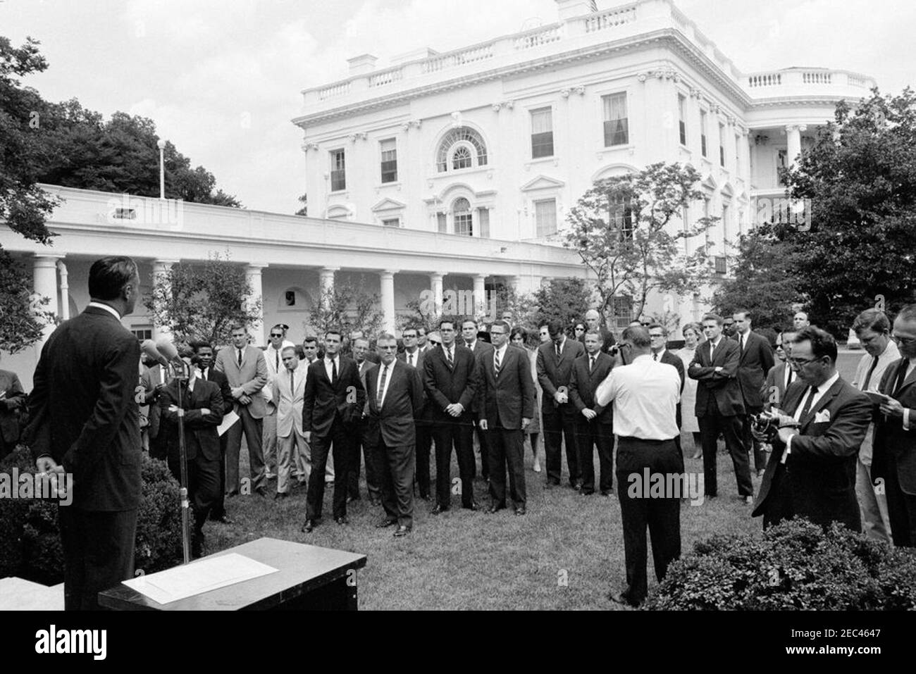 Sargent Shriver, Directeur du corps de la paix, avec des volontaires se rendant à Tanganyika. Le Directeur du corps de la paix, Sargent Shriver, s'adresse aux volontaires du corps de la paix qui doivent servir à Tanganyika. Rose Garden, Maison Blanche, Washington D.C. Banque D'Images