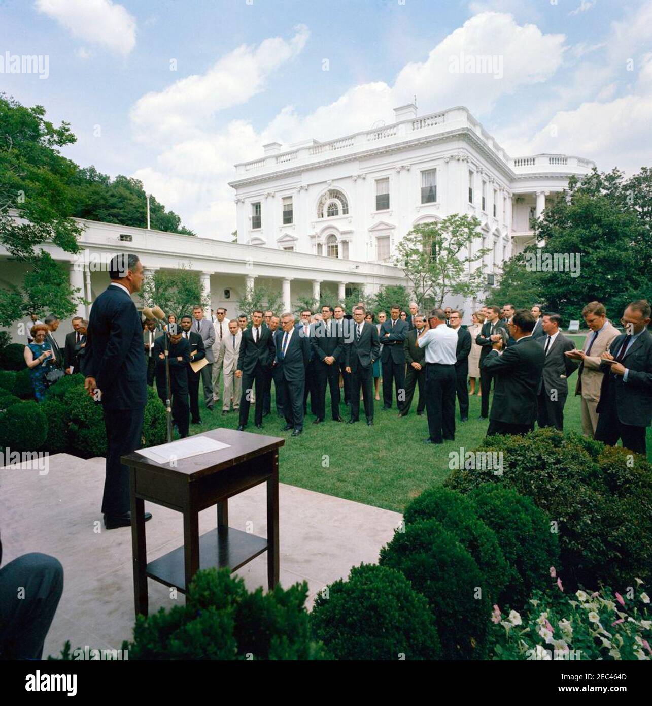Sargent Shriver, Directeur du corps de la paix, avec des volontaires se rendant à Tanganyika. Le Directeur du corps de la paix, Sargent Shriver, s'adresse aux volontaires du corps de la paix qui doivent servir à Tanganyika. Rose Garden, Maison Blanche, Washington D.C. Banque D'Images