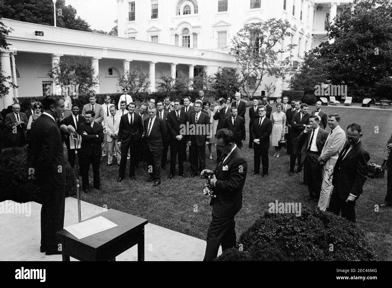 Sargent Shriver, Directeur du corps de la paix, avec des volontaires se rendant à Tanganyika. Le Directeur du corps de la paix, Sargent Shriver, s'adresse aux volontaires du corps de la paix qui doivent servir à Tanganyika. Rose Garden, Maison Blanche, Washington D.C. Banque D'Images