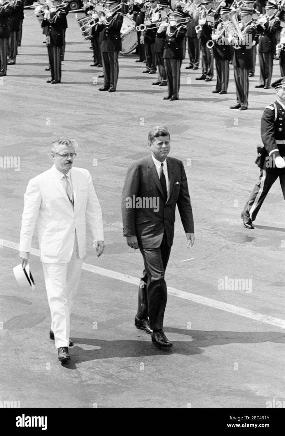 Cérémonie d'arrivée pour Carlos Julio Arosemena Monroy, Président de l'Équateur, 11 h 00. Le Président John F. Kennedy accompagne le Président de la République de l'Équateur, M. Carlos Julio Arosemena Monroy, lors de la cérémonie d'arrivée en l'honneur du Président Arosemena Monroy; les membres de la bande de l'armée des États-Unis jouent en arrière-plan. Terminal du service militaire de transport aérien (SMAT), aéroport national de Washington, Washington D.C. Banque D'Images