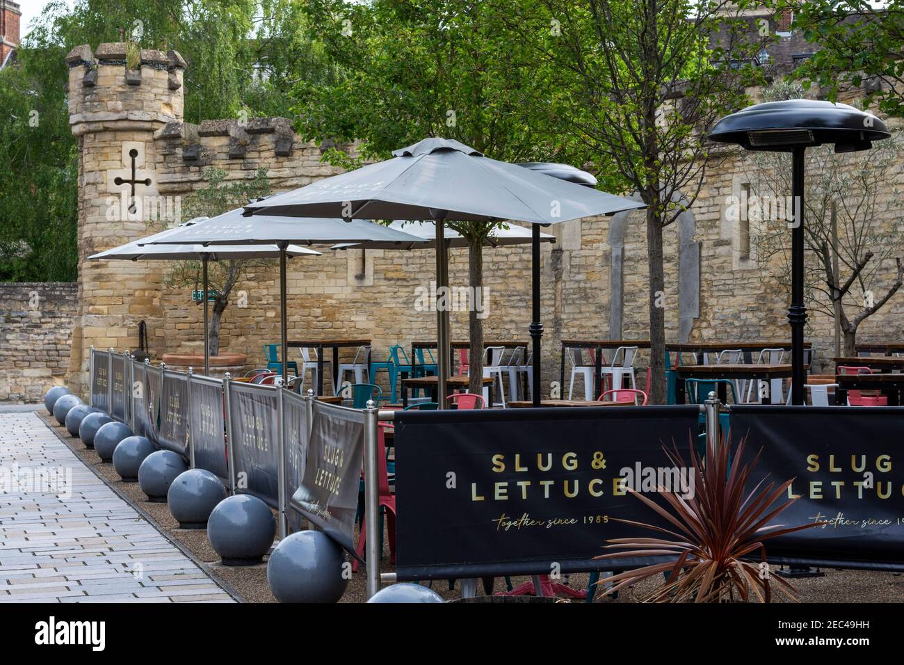 Une vue, en sortant du site historique du château d'Oxford, Oxford, Angleterre, Royaume-Uni Banque D'Images