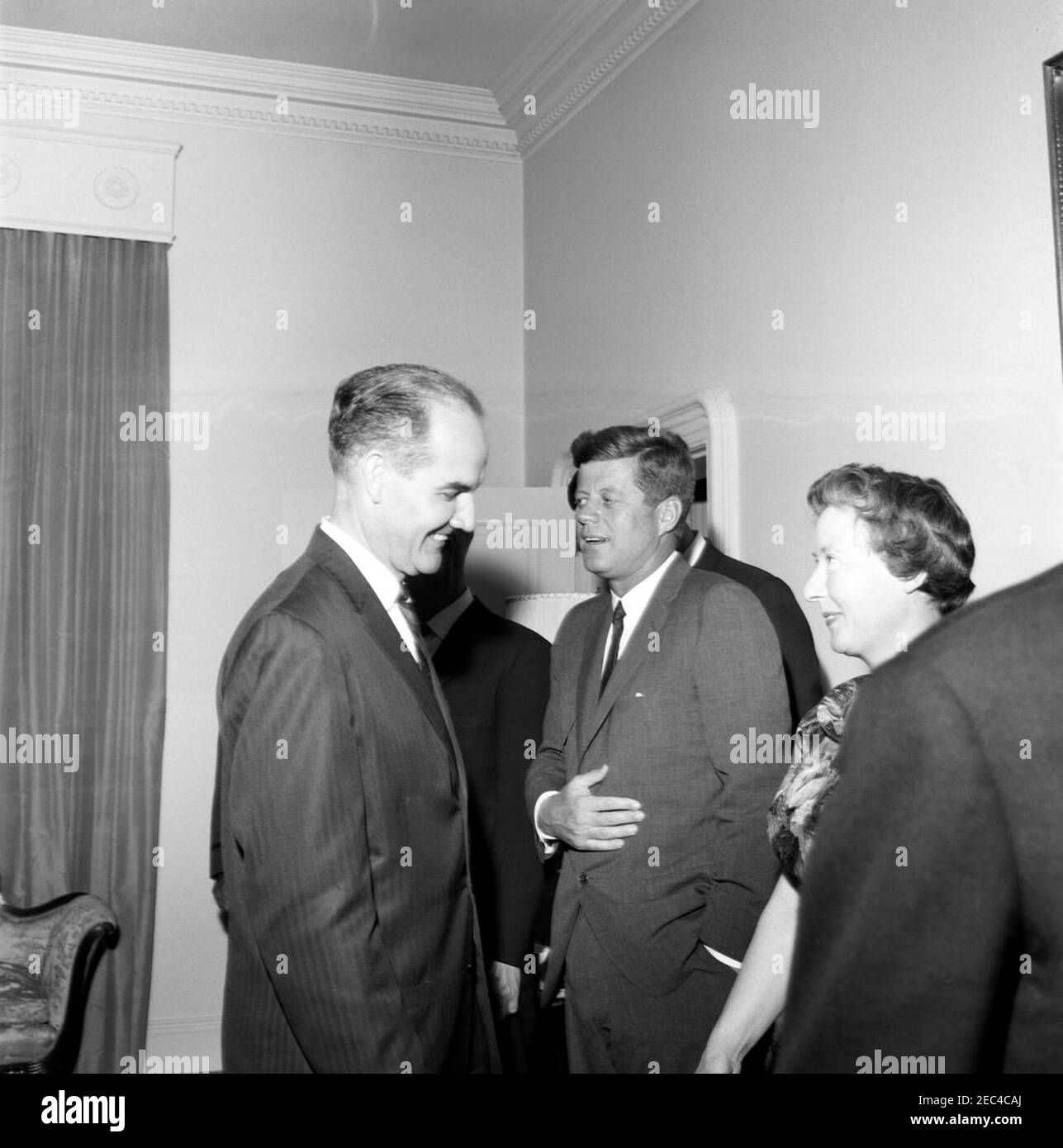 Réception en l'honneur du Président Kennedy et de la première Dame Jacqueline Kennedy (JBK) donnée par Einar Gerhardsen, Premier Ministre de Norvège, à Blair House, 6 h 20. Le Président John F. Kennedy assiste à une réception en son honneur, donnée par le Premier Ministre norvégien Einar Gerhardsen. De gauche à droite : George McGovern, directeur de l'alimentation pour la paix; Kennedy; Werna Gerhardsen, épouse du premier ministre. Blair House, Washington, D.C. Banque D'Images