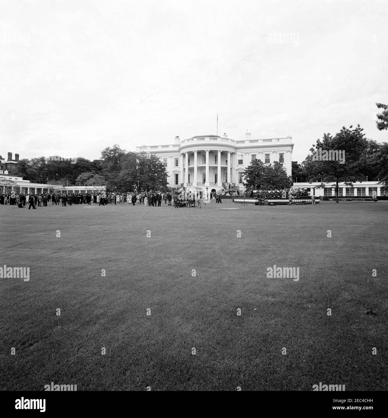 Réception pour étudiants étrangers, 3:55. Réception pour les étudiants étrangers sur la pelouse sud de la Maison Blanche, Washington, D.C. les invités incluent des étudiants des institutions suivantes de la région de Washington, D.C. : Université américaine, Université catholique d'Amérique, Collège Gallaudet, Université George Washington, Université Georgetown, Université Howard, École d'études internationales avancées de l'Université Johns Hopkins, Trinity College (Washington, D.C.), Université du Maryland et Collège Dunbarton de Sainte Croix. [Photo de Harold Sellers] Banque D'Images