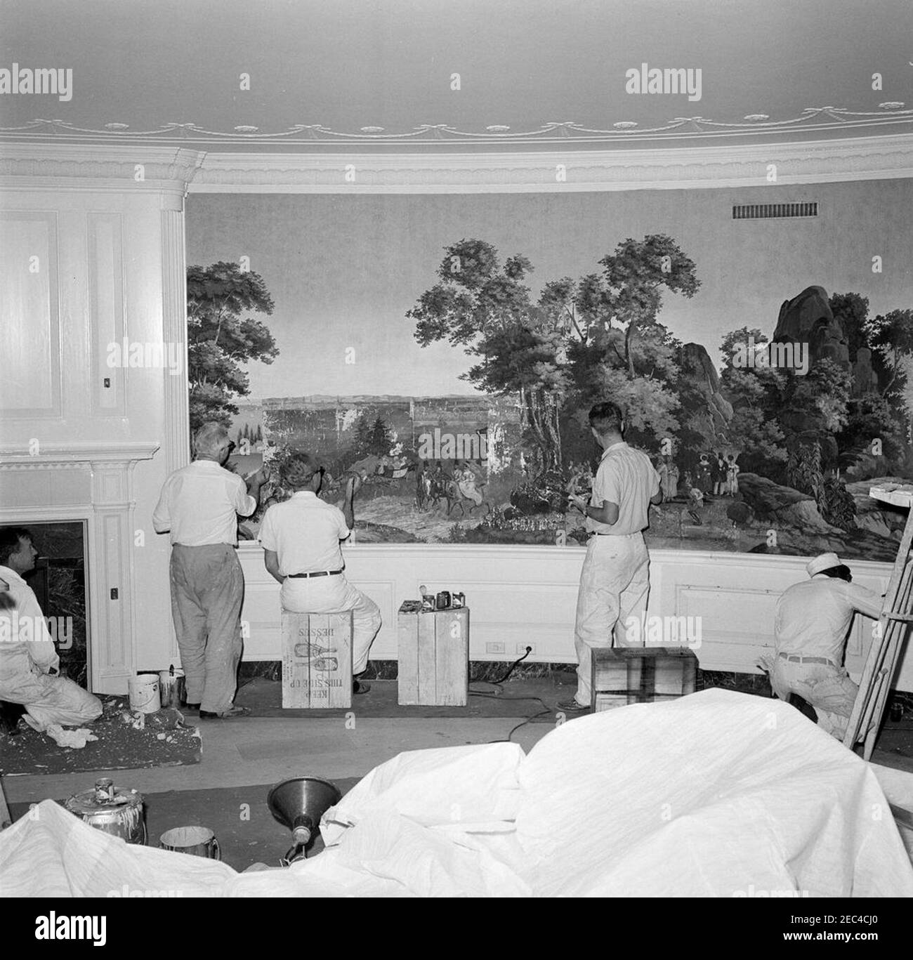 Chambres Maison Blanche: Salle de réception diplomatique, installation de papier peint ancien. Les travailleurs non identifiés restaurent le papier peint antique après que le papier peint ait été accroché dans la salle de réception diplomatique, Maison Blanche, Washington, D.C. le papier peint, intitulé u201cViews of North America,u201d a été produit par le fabricant français Zuber u0026 Company en 1834, et présente diverses scènes du paysage nord-américain. Il a été installé dans le cadre du projet de restauration et de rénovation de la Maison Blanche de la première Dame Jacqueline Kennedyu2019s. Banque D'Images