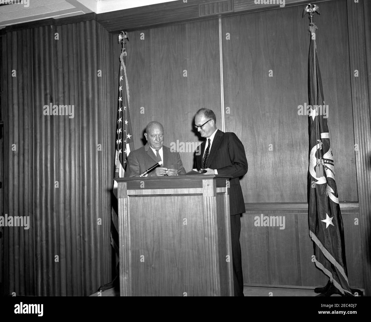 Le procureur général Robert F. Kennedy (RFK) et le secrétaire au Trésor C. Douglas Dillon lors d'une cérémonie de remise de prix pour l'ancien commissaire aux stupéfiants, Harry J. Anslinger, bâtiment du ministère du Trésor. Le secrétaire au Trésor, C. Douglas Dillon (au pupitre), remet un prix à l'ancien commissaire aux stupéfiants, Harry J. Anslinger (au centre à gauche). Département du Trésor, Washington, D.C. Banque D'Images