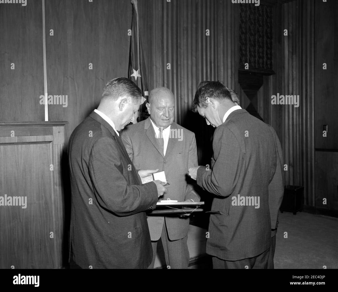 Le procureur général Robert F. Kennedy (RFK) et le secrétaire au Trésor C. Douglas Dillon lors d'une cérémonie de remise de prix pour l'ancien commissaire aux stupéfiants, Harry J. Anslinger, bâtiment du ministère du Trésor. Le procureur général, Robert F. Kennedy, assiste à une cérémonie de remise des prix en l'honneur de l'ancien commissaire aux stupéfiants, Harry J. Anslinger. Le procureur général Kennedy (retour à la caméra) et M. Anslinger (au centre) regardent le prix; l'homme à gauche n'est pas identifié. Département du Trésor, Washington, D.C. Banque D'Images