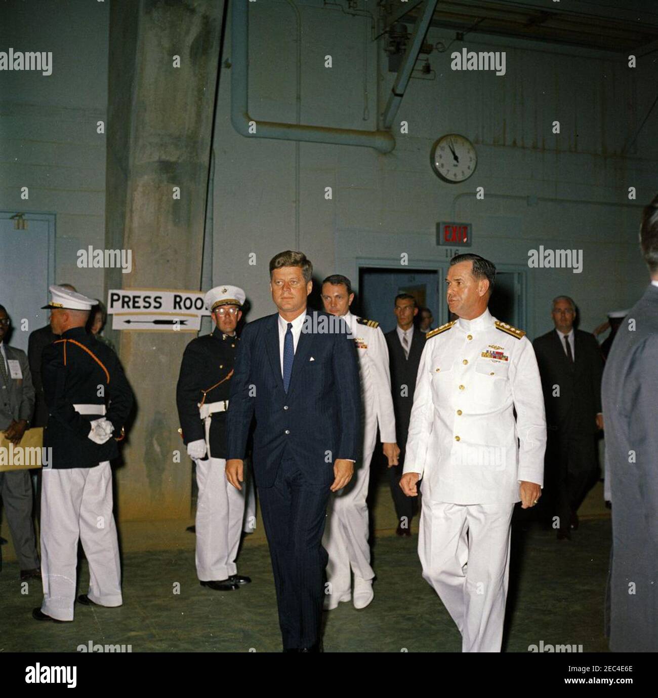 Allocution de commencement à la US Naval Academy, Annapolis, Maryland, 11:04AM. Le président John F. Kennedy et le surintendant de l'Académie navale des États-Unis le contre-amiral John F. Davidson à la cérémonie de commencement de l'Académie navale des États-Unis d'Amérique, Annapolis, Maryland. L'aide navale au commandant Tazewell T. Shepard est derrière le président, et l'agent du Service secret de la Maison-Blanche Bob Lilley est en arrière entre le commandant Shepard et le contre-amiral Davidson. Banque D'Images