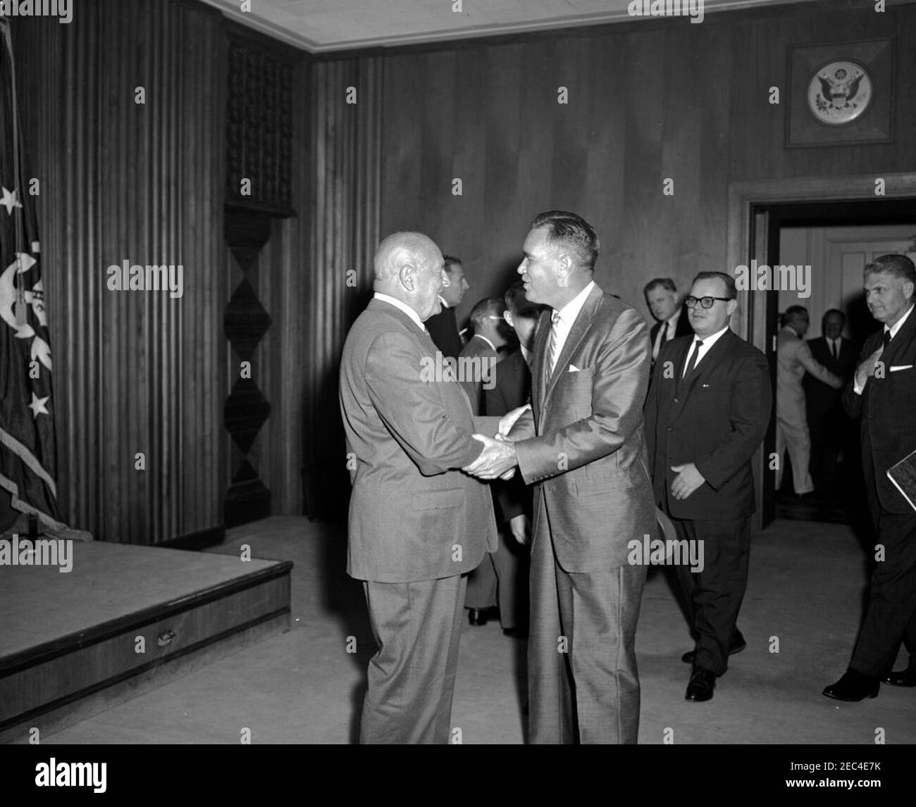 Le procureur général Robert F. Kennedy (RFK) et le secrétaire au Trésor C. Douglas Dillon lors d'une cérémonie de remise de prix pour l'ancien commissaire aux stupéfiants, Harry J. Anslinger, bâtiment du ministère du Trésor. L'ancien commissaire aux stupéfiants, Harry J. Anslinger (au centre à gauche), se serre la main avec un invité non identifié lors d'une cérémonie de remise de prix en son honneur; le directeur du Service secret des États-Unis, James J. Rowley, se trouve tout à droite. Département du Trésor, Washington, D.C. [Photographie par Dan Lewis] Banque D'Images