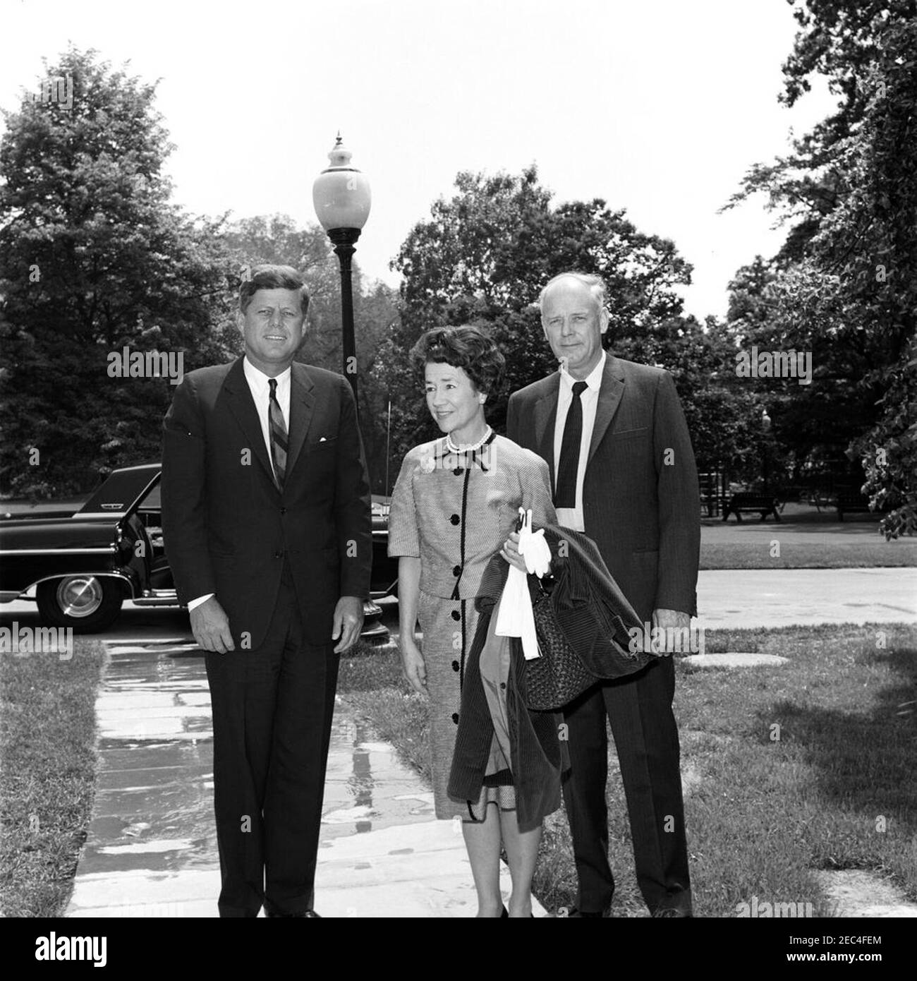 Visite de Charles A. Lindbergh. Le Président John F. Kennedy visite l'aviateur Charles A. Lindbergh (à droite) et sa femme Anne Morrow Lindbergh (au centre), sur la passerelle reliant le Bureau ovale à la pelouse sud. West Lawn, Maison Blanche, Washington, D.C. Banque D'Images