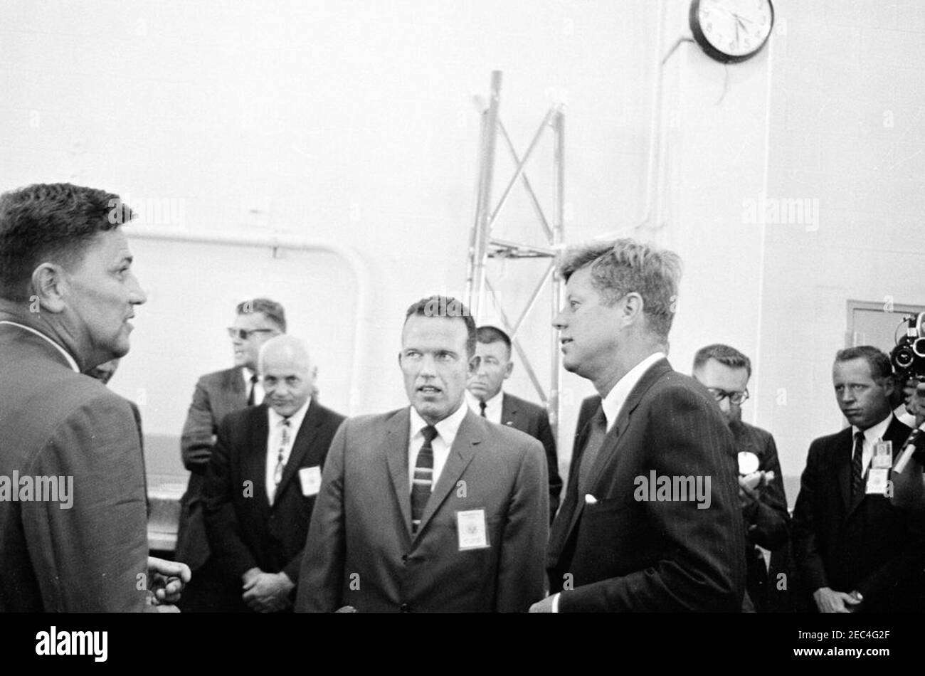 Visite d'inspection des installations de la NASA : Cape Canaveral Florida, 14:31. Le président John F. Kennedy se tient aux côtés du major L. Gordon Cooper (au centre), au cours d'une visite des systèmes et de l'équipement de l'engin spatial Mercury à l'intérieur de Hangar S à la station aérienne de Cape Canaveral, à Cape Canaveral, en Floride; le directeur des opérations de la Floride pour le centre spatial habité G. Merritt Preston, se trouve à l'extrême gauche. Également en photo : le secrétaire de l'Armée de l'Air, Eugene M. Zuckert; l'agent du Service secret de la Maison Blanche, Gerald A. u201cJerryu201d Behn. Le président Kennedy s'est rendu à Cape Canaveral dans le cadre d'une visite d'inspection de deux jours Banque D'Images