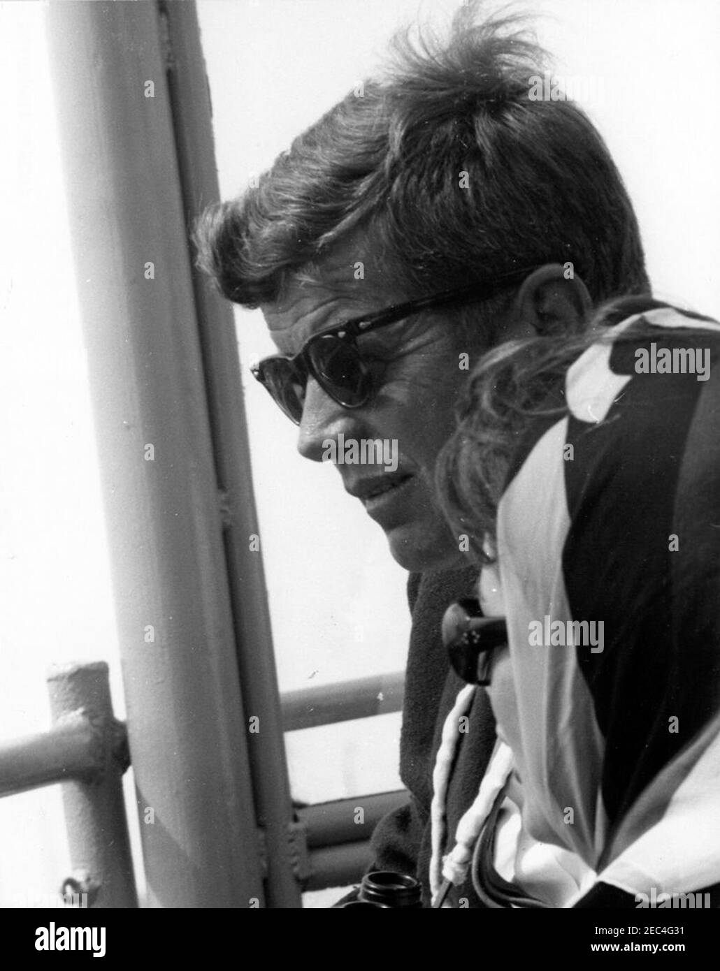 Le Président Kennedy Watches la 1ère course de la coupe Americau0027s. Le président John F. Kennedy (portant des lunettes de soleil) et la première dame Jacqueline Kennedy regardent la première course de la coupe Americau0027s 1962 à bord de l'USS Joseph P. Kennedy, Jr., au large de Newport, Rhode Island. Banque D'Images