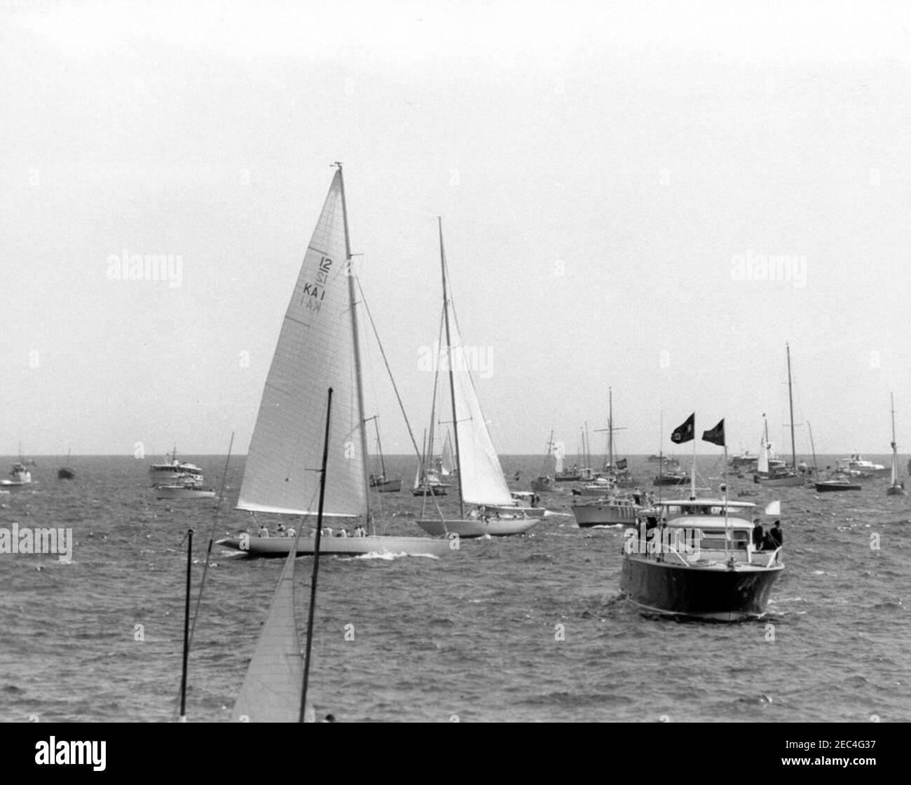 Le Président Kennedy Watches la 1ère course de la coupe Americau0027s. Le yacht u201cGretelu201d (à gauche; du Royal Sydney Yacht Squadron en Australie) participe à la première course de la coupe Americau0027s 1962 au large de Newport, Rhode Island. Banque D'Images