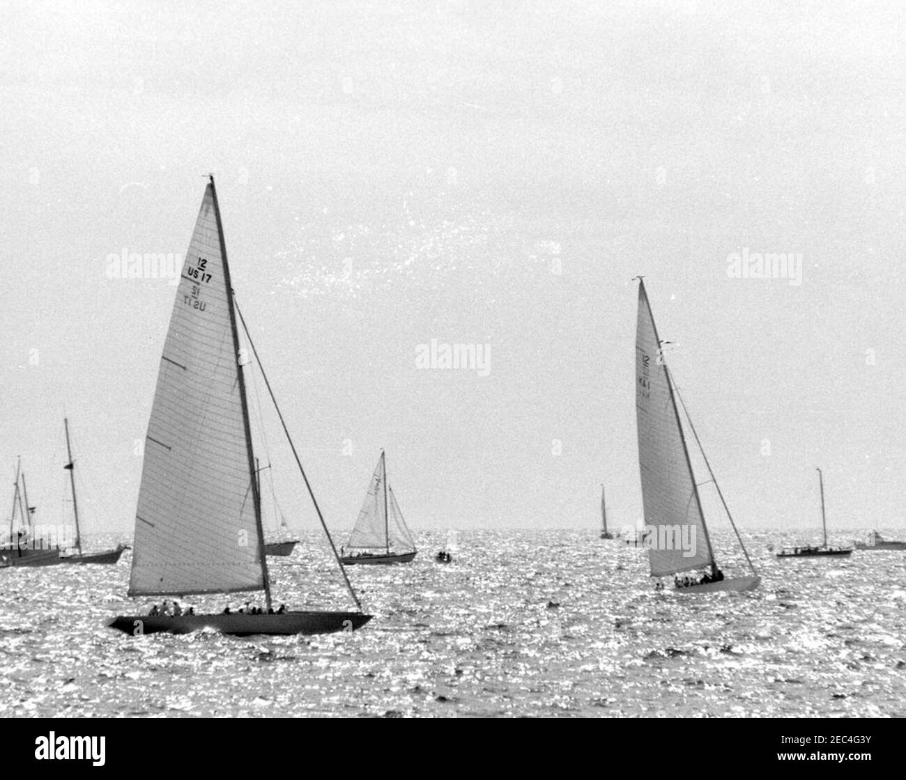 Le Président Kennedy Watches la 1ère course de la coupe Americau0027s. Les yachts u201cWeatherlyu201d (à gauche; du New York Yacht Club) et u201cGretelu201d (à droite; du Royal Sydney Yacht Squadron en Australie) participent à la première course de la coupe Americau0027s 1962 au large de Newport, Rhode Island. Banque D'Images