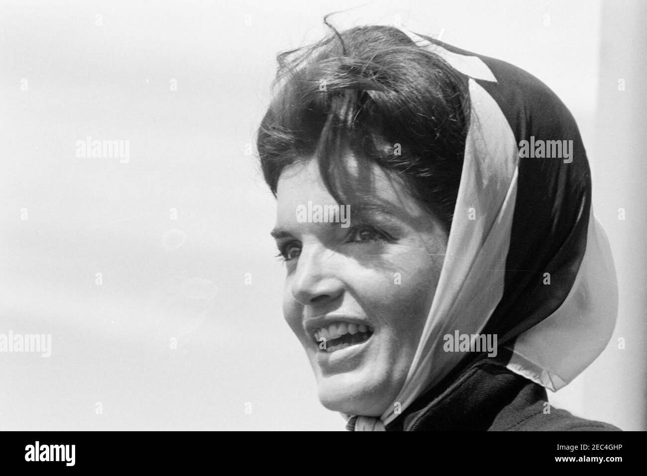 Le Président Kennedy Watches la 1ère course de la coupe Americau0027s. La première dame Jacqueline Kennedy regarde la première course de la coupe Americau0027s 1962 à bord de l'USS Joseph P. Kennedy, Jr., au large de Newport, Rhode Island. Banque D'Images