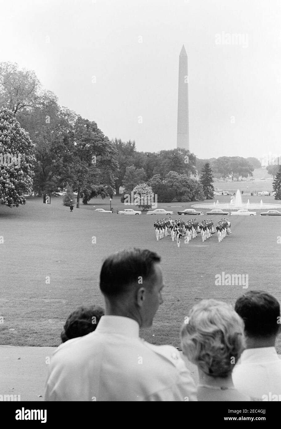 Réception militaire à la Maison Blanche, 6:00. Les invités d'une réception militaire à la Maison Blanche regardent un spectacle de l'ancienne Garde Fife and Drum corps, 1er Bataillon, 3e Régiment d'infanterie (faisant partie de l'u201cOld Guardu201d), sur la pelouse sud. Le Washington Monument et le Jefferson Memorial sont visibles en arrière-plan. Washington, D.C. Banque D'Images