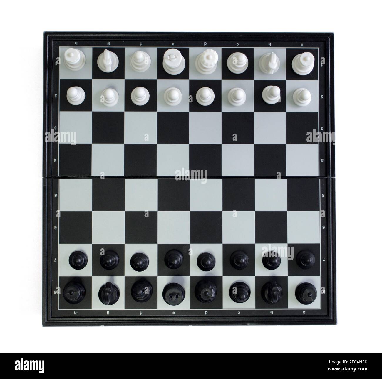 Vue de dessus des échecs sur fond blanc. Photo d'échecs de jeu de table. Position des figures d'échecs pour le début du jeu. Échiquier avec figures. Concept de pensée stratégique Banque D'Images