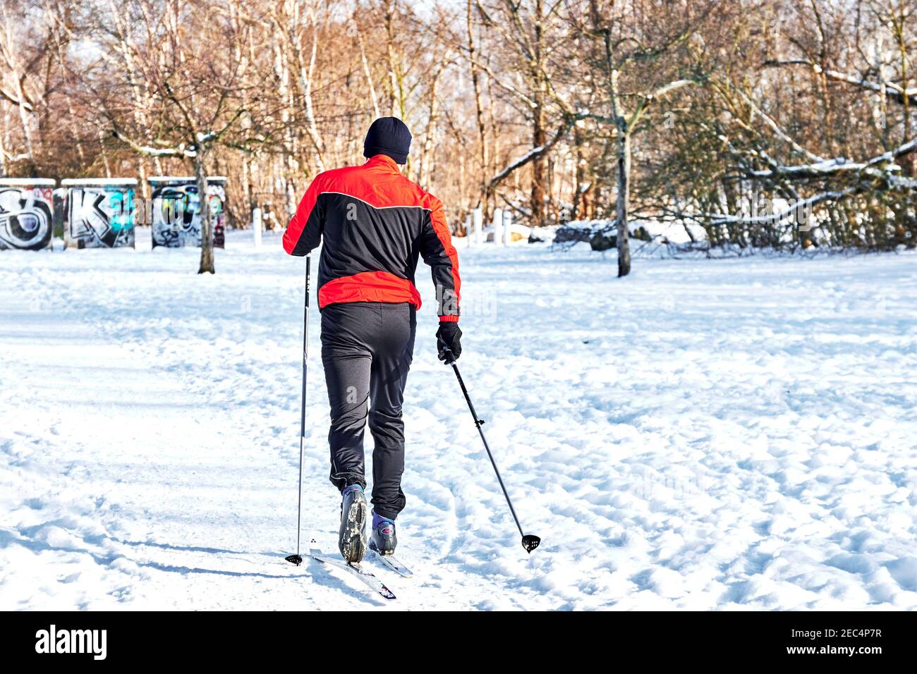 Berlin, Allemagne - 10 février 2021 : paysage enneigé avec des skieurs de fond à Berlin, Allemagne. Banque D'Images