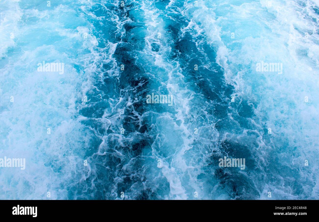 Sentier de croisière et paysage insulaire. Traversée des îles tropicales en ferry. Sentier Cruiseliner. Eau de mer. Image de pitching de gros navire. Blanc Banque D'Images