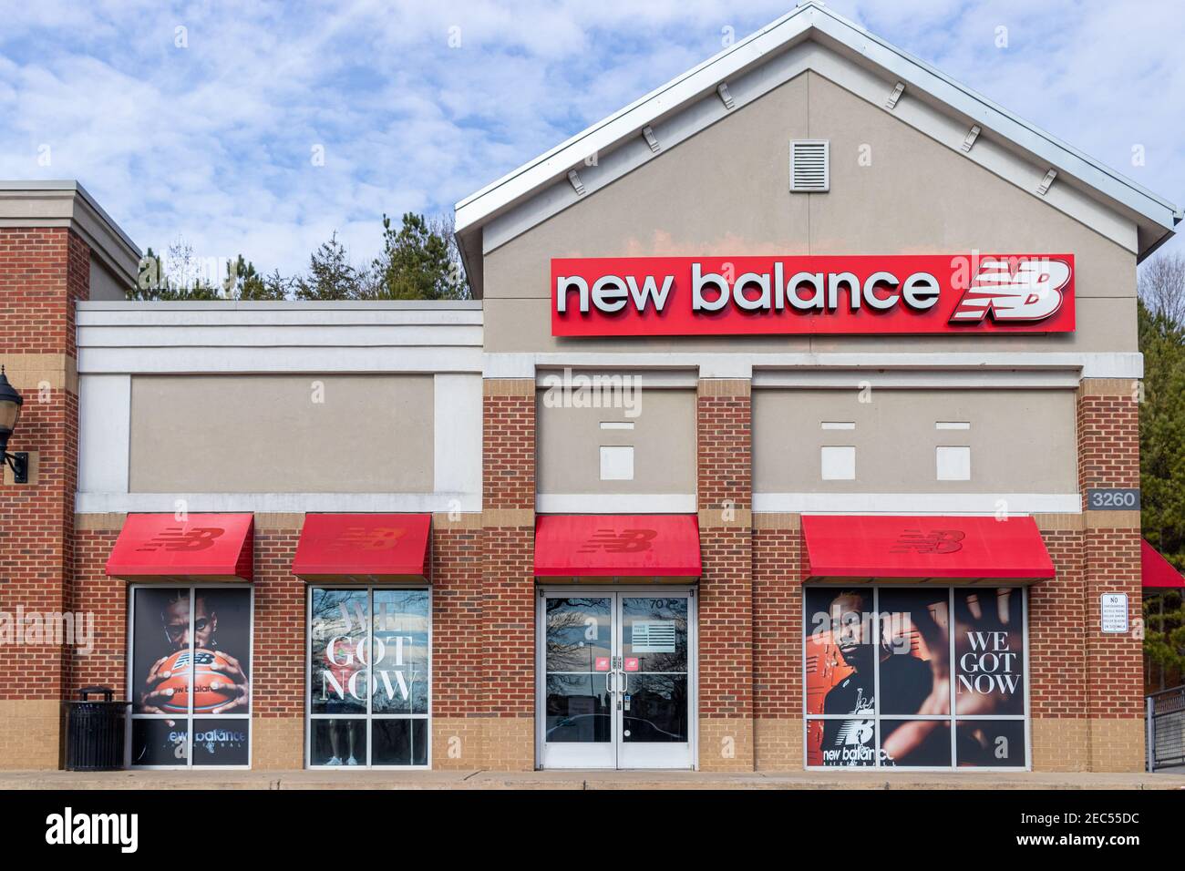 Buford, États-Unis - 17 janvier 2021 : vue de face du magasin New Balance situé à Buford, GA. Banque D'Images