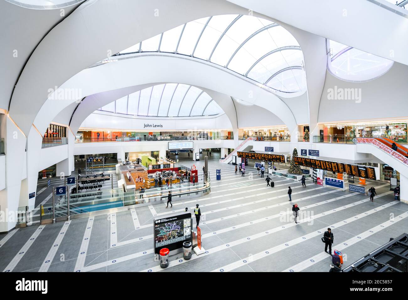 Birmingham Grand central Station intérieur grand angle des navetteurs et des touristes vous y trouverez des trains modernes, des boutiques de design futuriste et le centre-ville vente au détail Banque D'Images