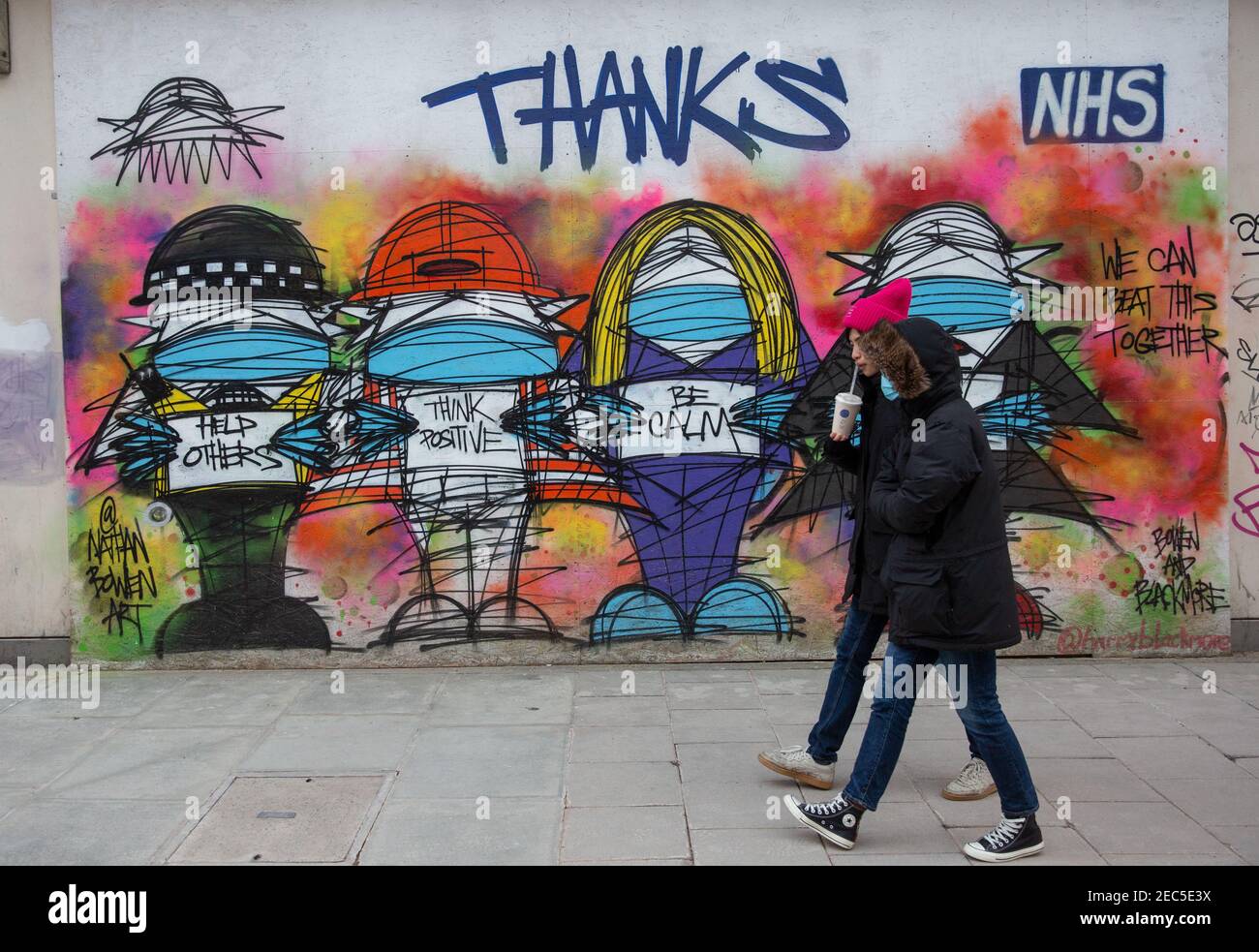 « Thanks NHS » graffitti sur un front de vente à bord à New Oxford Street, Londres, Angleterre, Royaume-Uni Banque D'Images