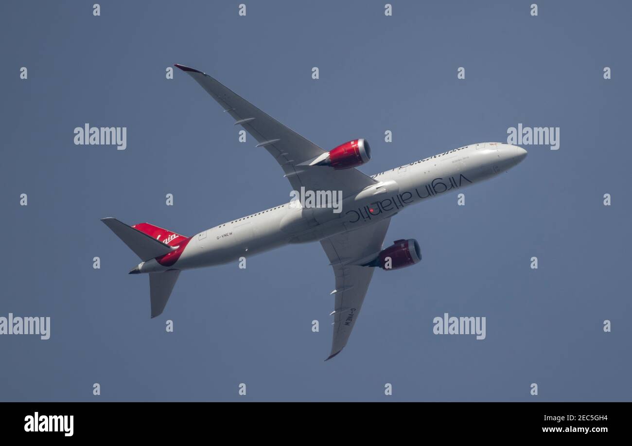 Londres, Royaume-Uni. 13 février 2021. Trafic aérien au-dessus de Londres pendant la pandémie Covid-19. Virgin Atlantic Boeing 787 Dreamliner « Birthday Girl » G-VNEW survole Wimbledon après avoir quitté Londres Heathrow en route vers Islamabad dans un ciel brumeux l'après-midi. Crédit: Malcolm Park/Alay. Banque D'Images