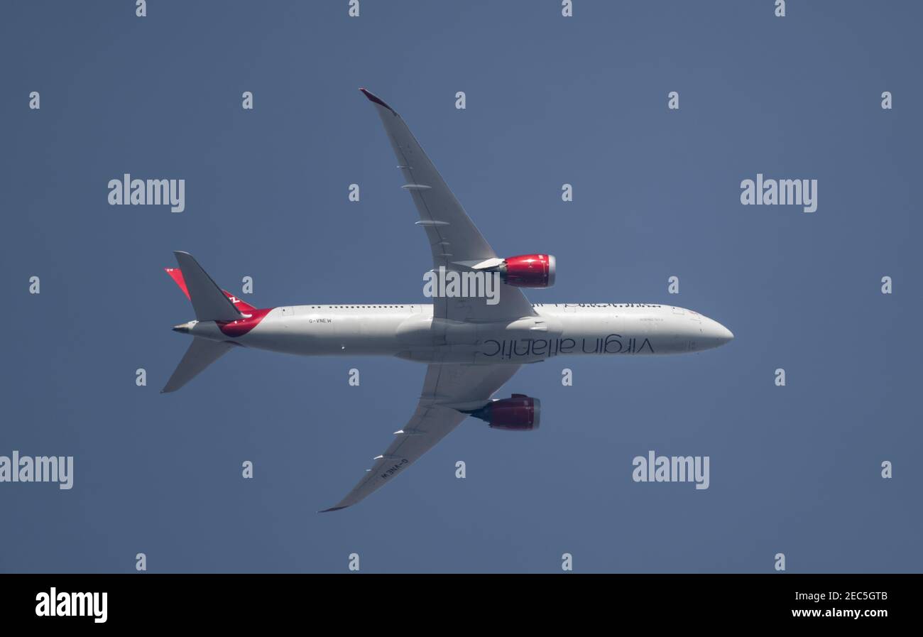 Londres, Royaume-Uni. 13 février 2021. Trafic aérien au-dessus de Londres pendant la pandémie Covid-19. Virgin Atlantic Boeing 787 Dreamliner « Birthday Girl » G-VNEW survole Wimbledon après avoir quitté Londres Heathrow en route vers Islamabad dans un ciel brumeux l'après-midi. Crédit: Malcolm Park/Alay. Banque D'Images