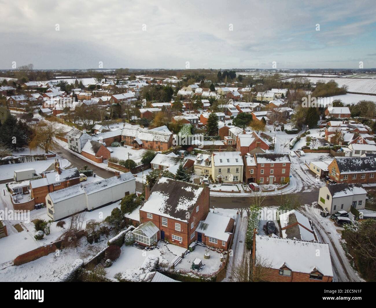 Village anglais par un beau jour ensoleillé, après la neige - vue aérienne de drone. Banque D'Images
