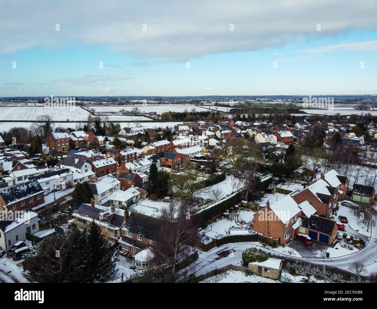 Village anglais par un beau jour ensoleillé, après la neige - vue aérienne de drone. Banque D'Images