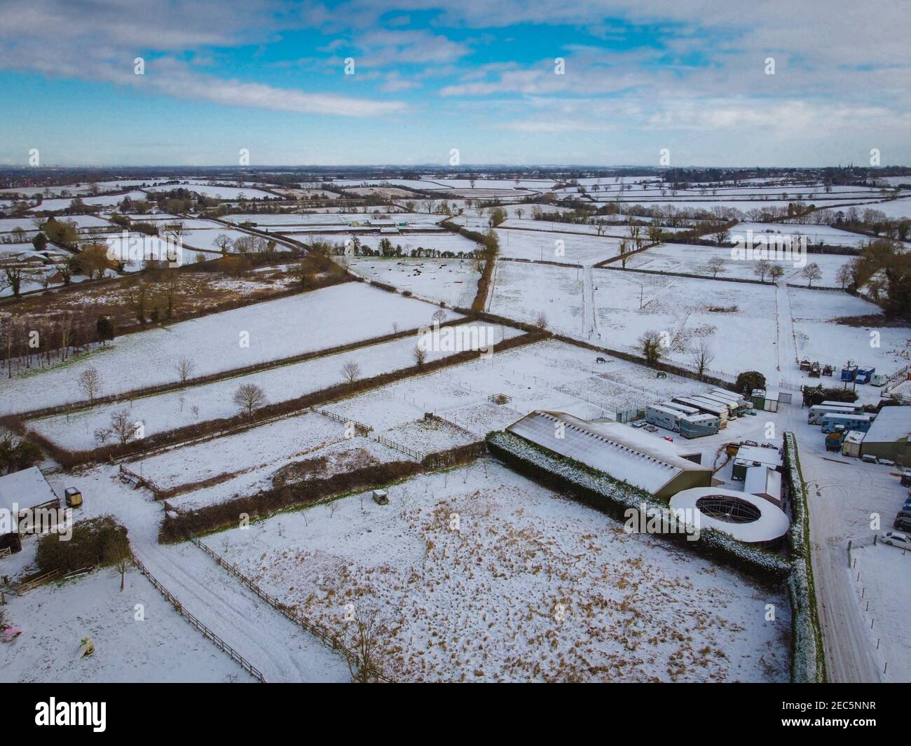 Village anglais par un beau jour ensoleillé, après la neige - vue aérienne de drone. Banque D'Images