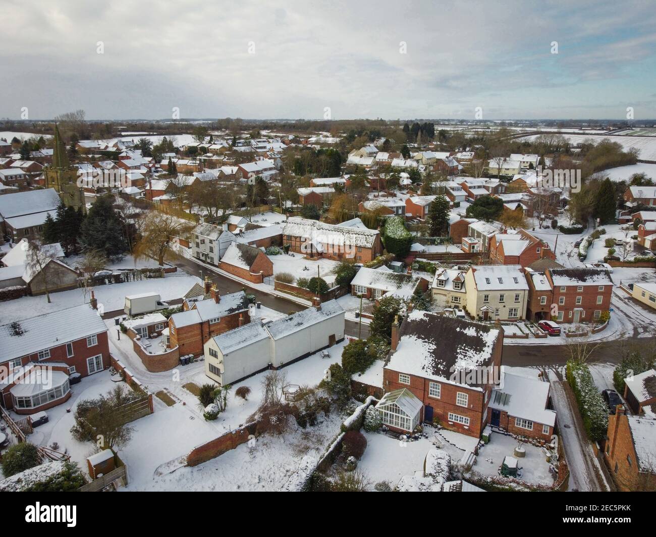 Village anglais par un beau jour ensoleillé, après la neige - vue aérienne de drone. Banque D'Images