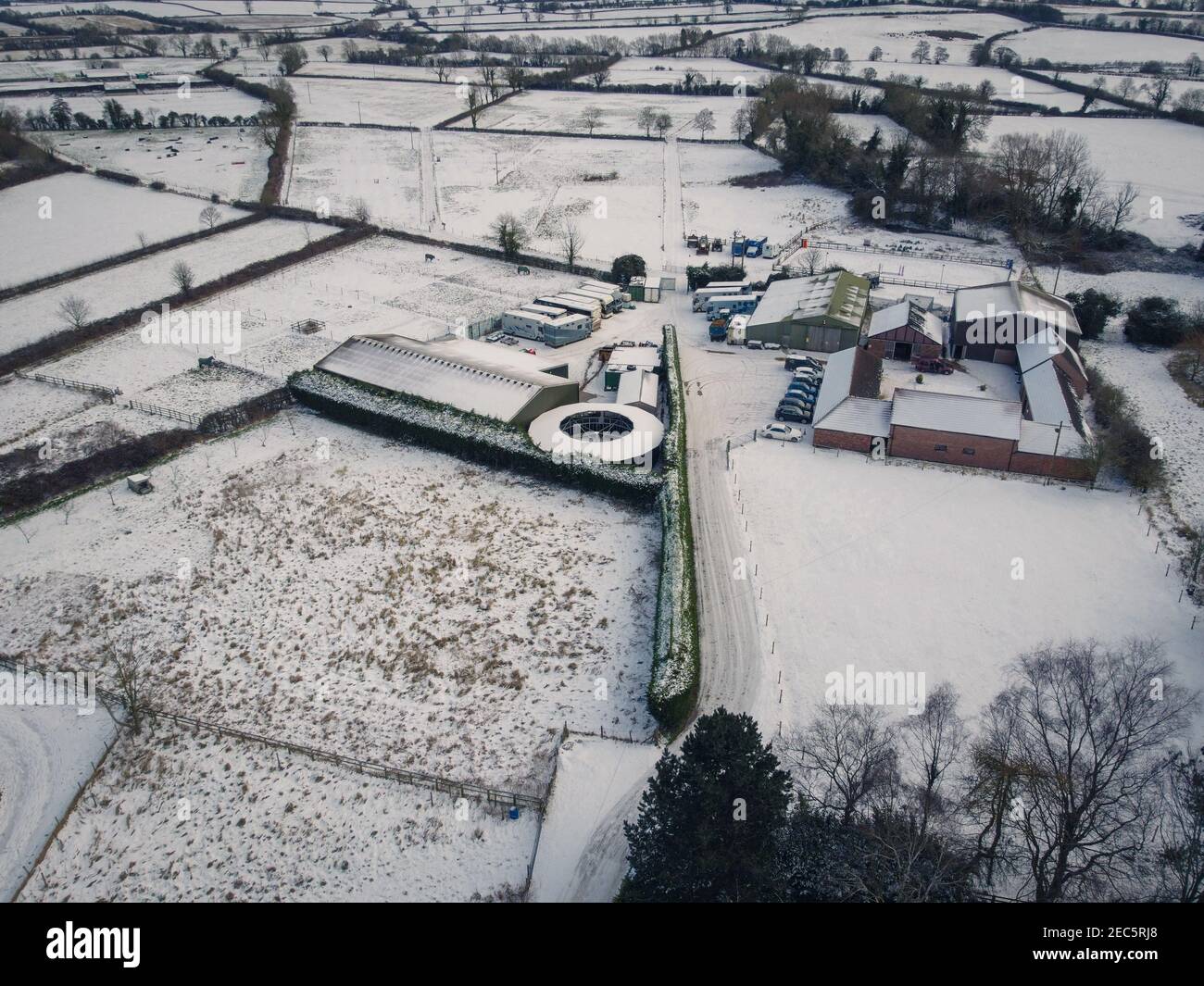 Village anglais par un beau jour ensoleillé, après la neige - vue aérienne de drone. Banque D'Images