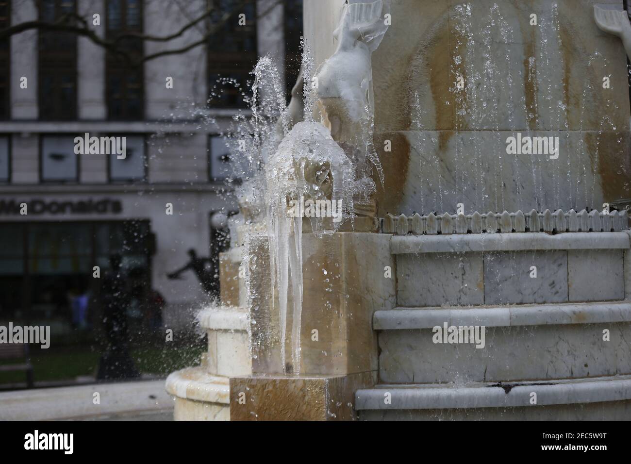 Londres, Angleterre, Royaume-Uni. 13 février 2021. Fontaine gelée sur la statue de William Shakespeare à Leicester Square, Londres, où l'impact de la tempête Darcy maintient la température sous zéro. Credit: Tayfun Salci/ZUMA Wire/Alay Live News Banque D'Images