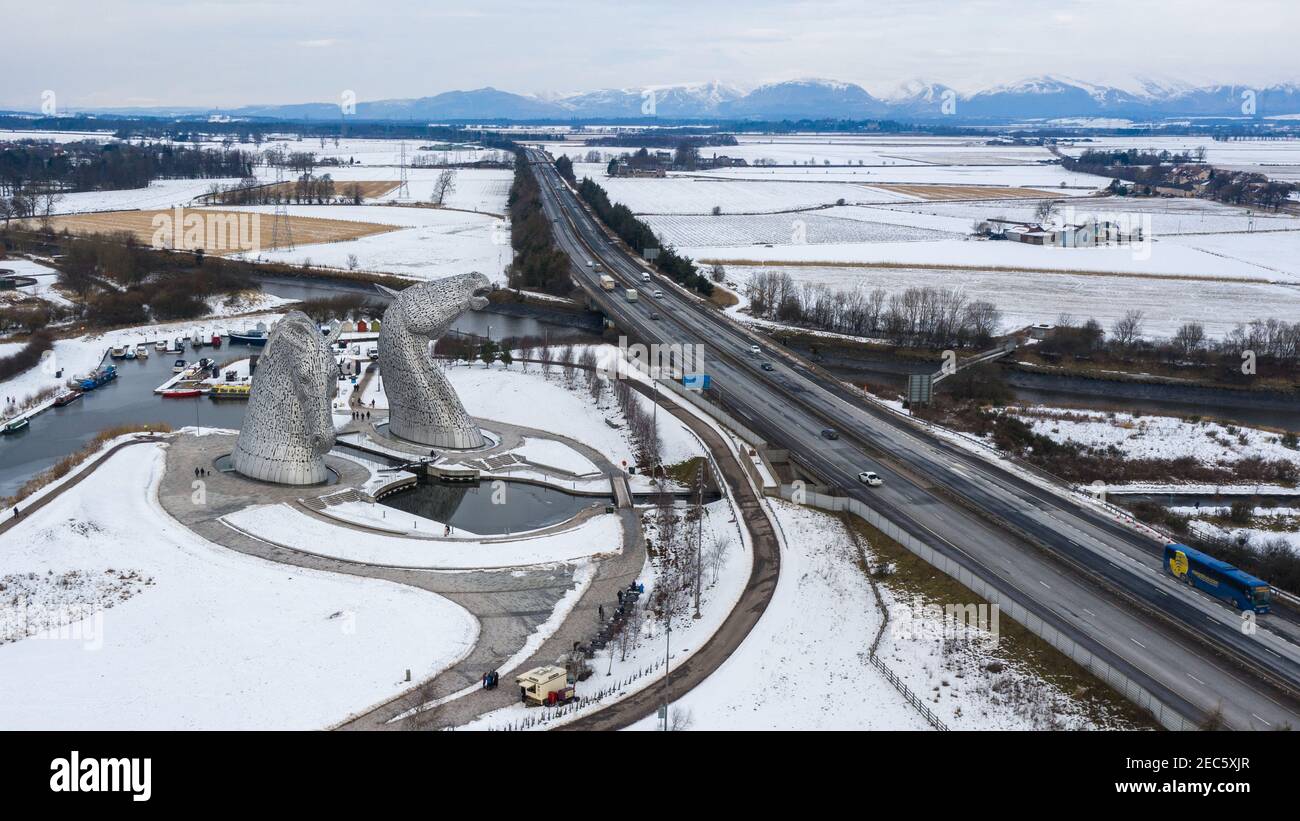 Falkirk, Écosse, Royaume-Uni. 13 février 2021. Photo : les Kelpies écossaises, la neige et la glace qui les entourent. L'Écosse a été à nouveau soumise à l'une des nuits les plus froides. Le bureau met a émis un avertissement météorologique jaune pour la neige et la glace pendant les 24 prochaines heures. Les Kelpies sont des sculptures à tête de cheval de 30 mètres de haut représentant des kelpies, situées entre Falkirk et Grangemouth, à côté d'une nouvelle extension du Forth et du Clyde Canal, et près de la rivière Carron, dans l'Helix, un nouveau projet de parc construit pour relier 16 communautés de la région du conseil de Falkirk, en Écosse. Crédit : Colin Fisher/Alay Live News Banque D'Images