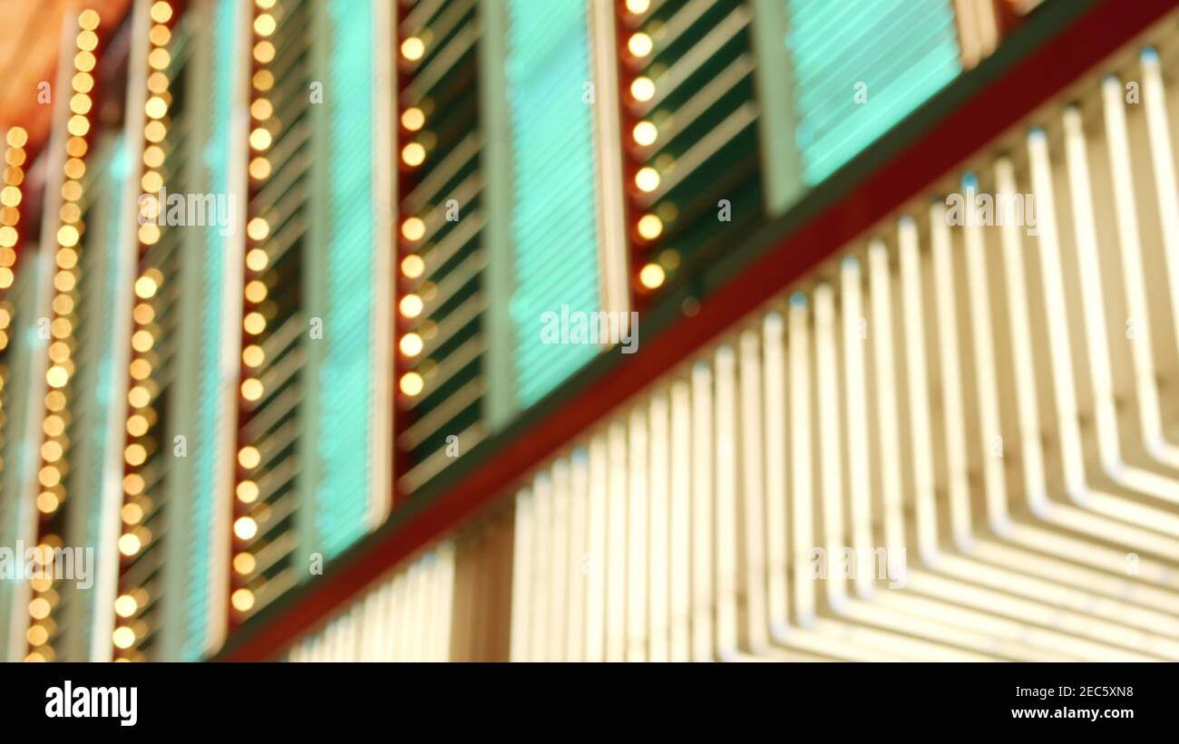 Lampes électriques anciennes et fashiées défocacées qui illuminent la nuit. Résumé gros plan de flou rétro casino décoration chatoyante, Las Vegas Etats-Unis. Allumé vi Banque D'Images