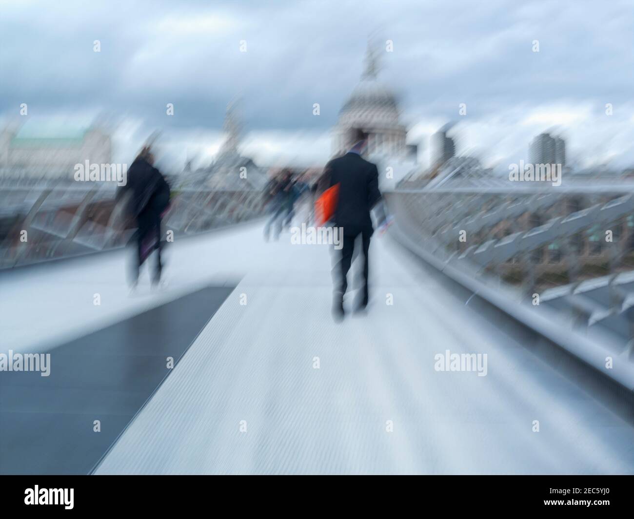 Piétons traversant le pont du millénaire à Londres près de St La cathédrale de Paul et la galerie Tate Modern Banque D'Images