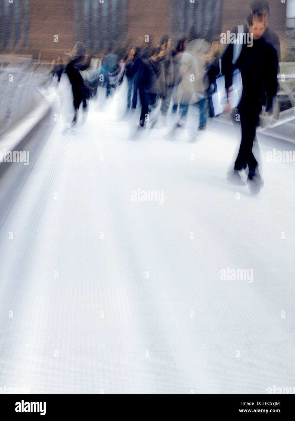 Piétons traversant le pont du millénaire à Londres près de St La cathédrale de Paul et la galerie Tate Modern Banque D'Images