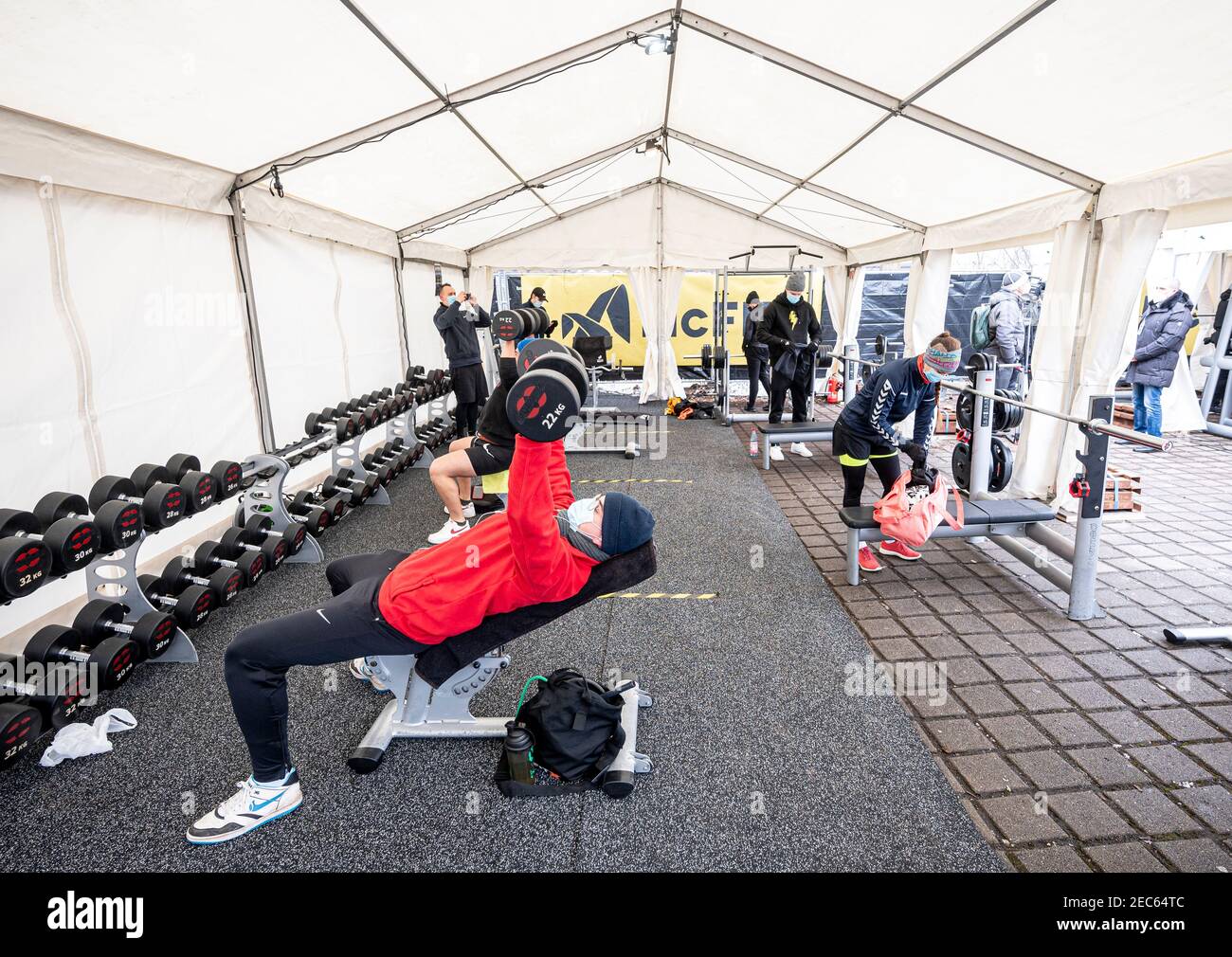 Berlin, Allemagne. 13 février 2021. Plusieurs personnes s'entraîner dans  une tente à l'extérieur d'une salle de sport. Une chaîne de gym ouvre  plusieurs gymnases extérieurs avec un concept d'hygiène spécial même pendant